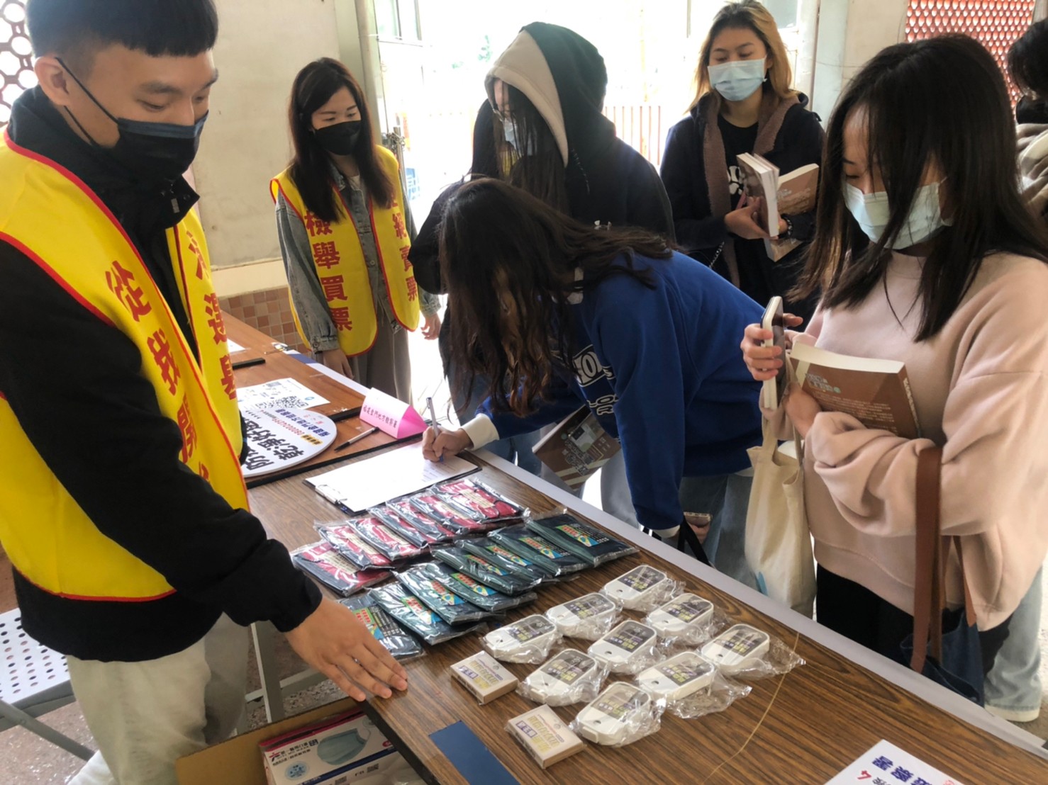 Anti-election bribery campaign with Kinmen mascot “Otter” in Kinmen university-2