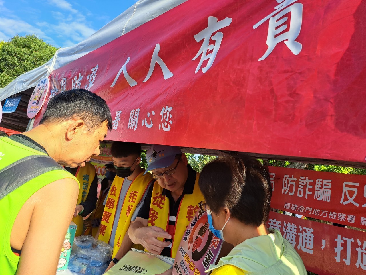 Chief Prosecutor disseminates information about anti-election bribery, women and chridren protection, anti-drug and anti-fraud in Lieyu through 2023 Kinmen Marathon Swimming-4