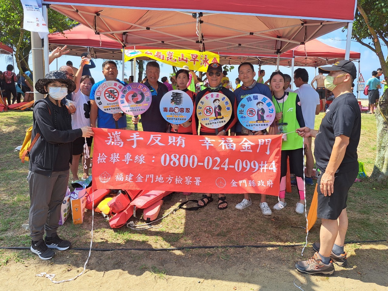 Chief Prosecutor disseminates information about anti-election bribery, women and chridren protection, anti-drug and anti-fraud in Lieyu through 2023 Kinmen Marathon Swimming-7