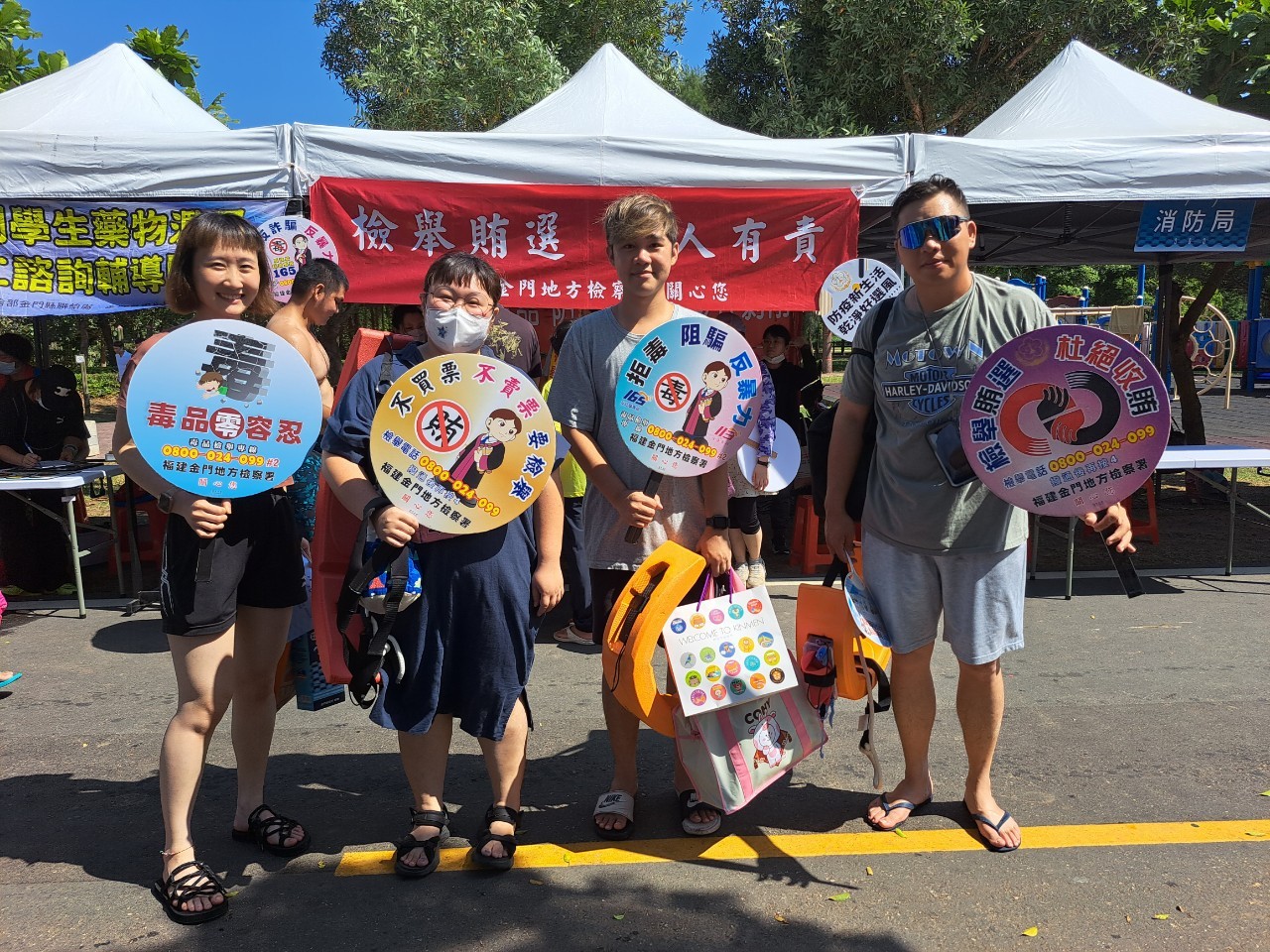 Chief Prosecutor disseminates information about anti-election bribery, women and chridren protection, anti-drug and anti-fraud in Lieyu through 2023 Kinmen Marathon Swimming-9