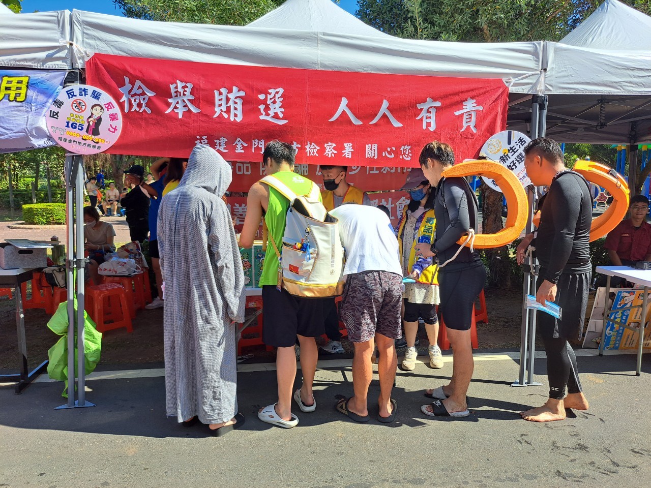 Chief Prosecutor disseminates information about anti-election bribery, women and chridren protection, anti-drug and anti-fraud in Lieyu through 2023 Kinmen Marathon Swimming-10